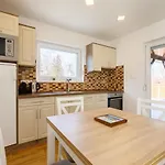 بيت للعطل Honey By Interhome